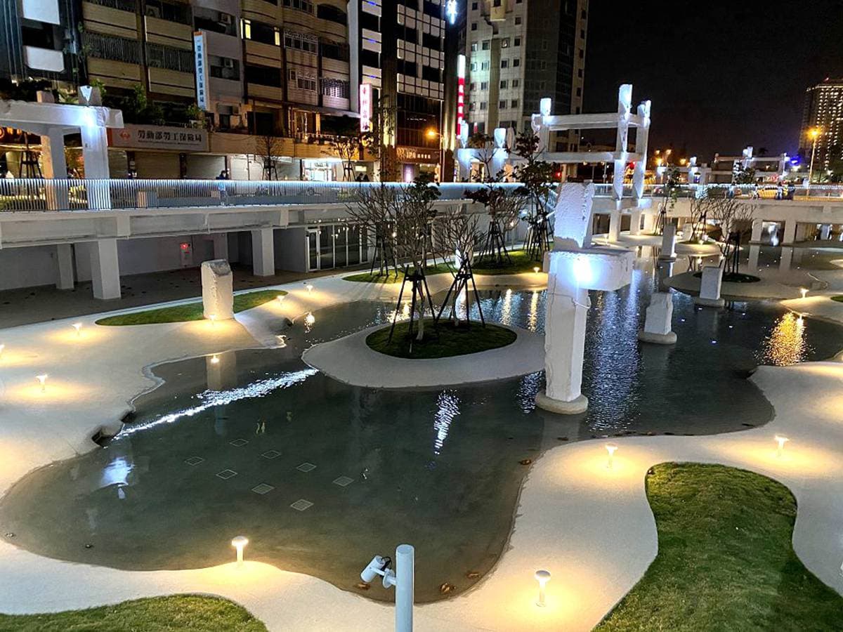 台南網美新景點!夢幻白色潟湖「河樂廣場」,親水打卡熱門地標日夜景曝光 台南網美新景點!夢幻白色潟湖「河樂廣場」,親水打卡熱門地標日夜景曝光