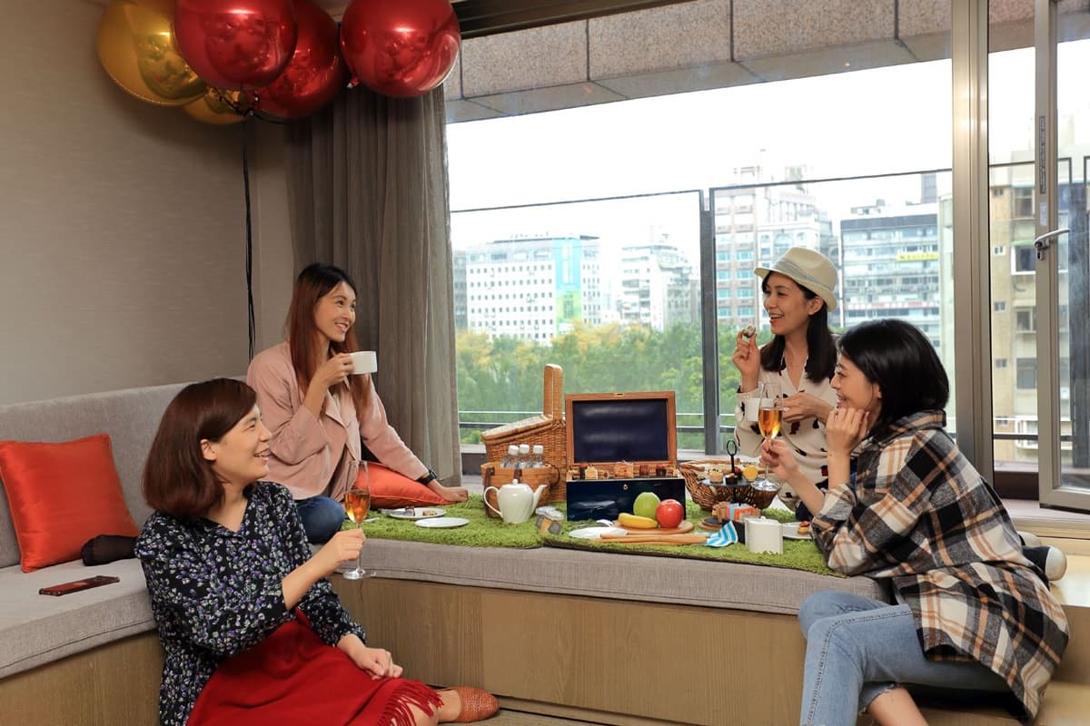 睡到下午4點!超狂飯店「住滿30小時」,還有網美露台、CNN推薦吃到飽 睡到下午4點!超狂飯店「住滿30小時」,還有網美露台、CNN推薦吃到飽
