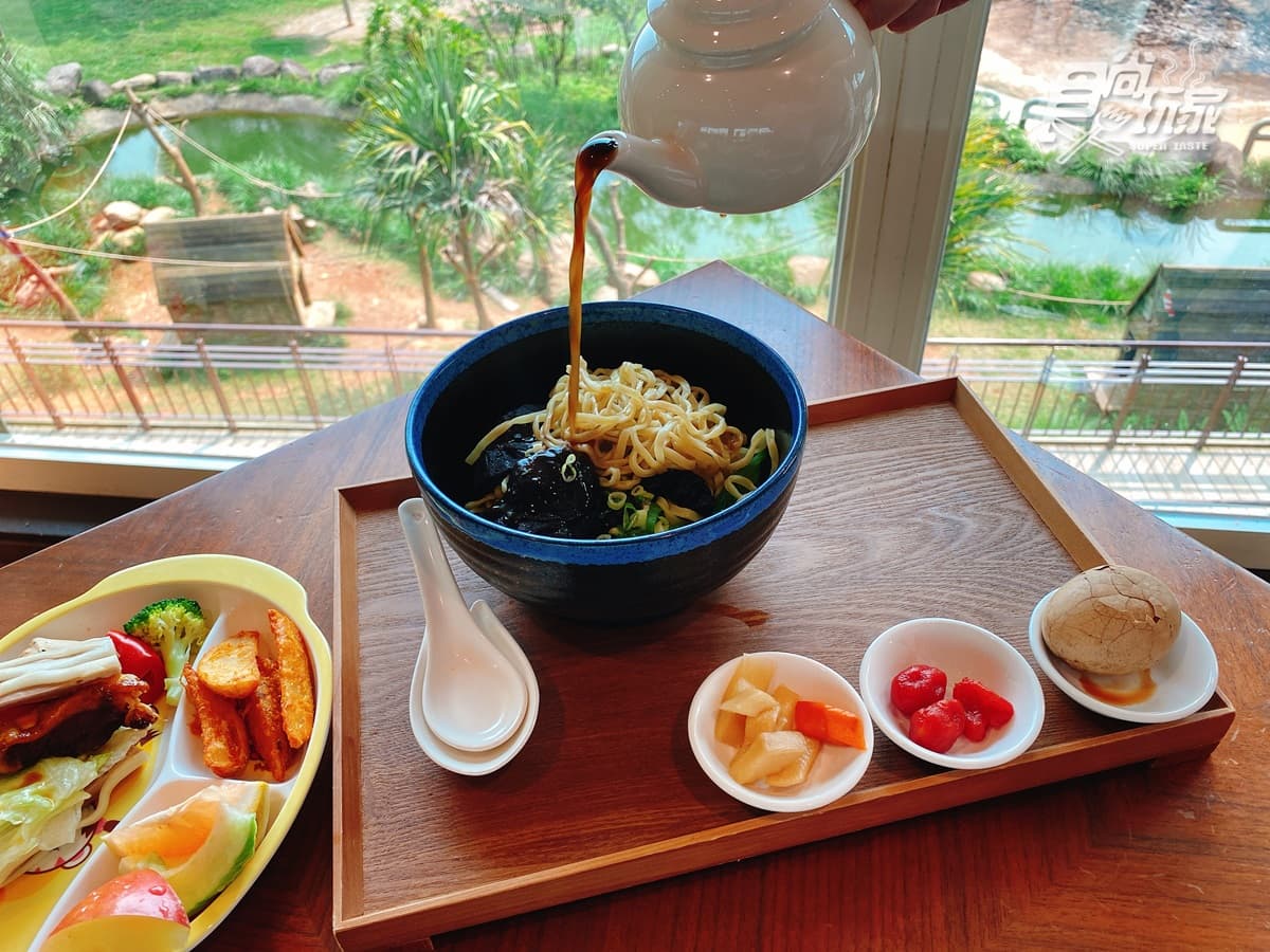 全台唯一「動物園飯店」!長頸鹿、羊駝來敲窗,還有「丁滿」陪吃飯 全台唯一「動物園飯店」!長頸鹿、羊駝來敲窗,還有「丁滿」陪吃飯
