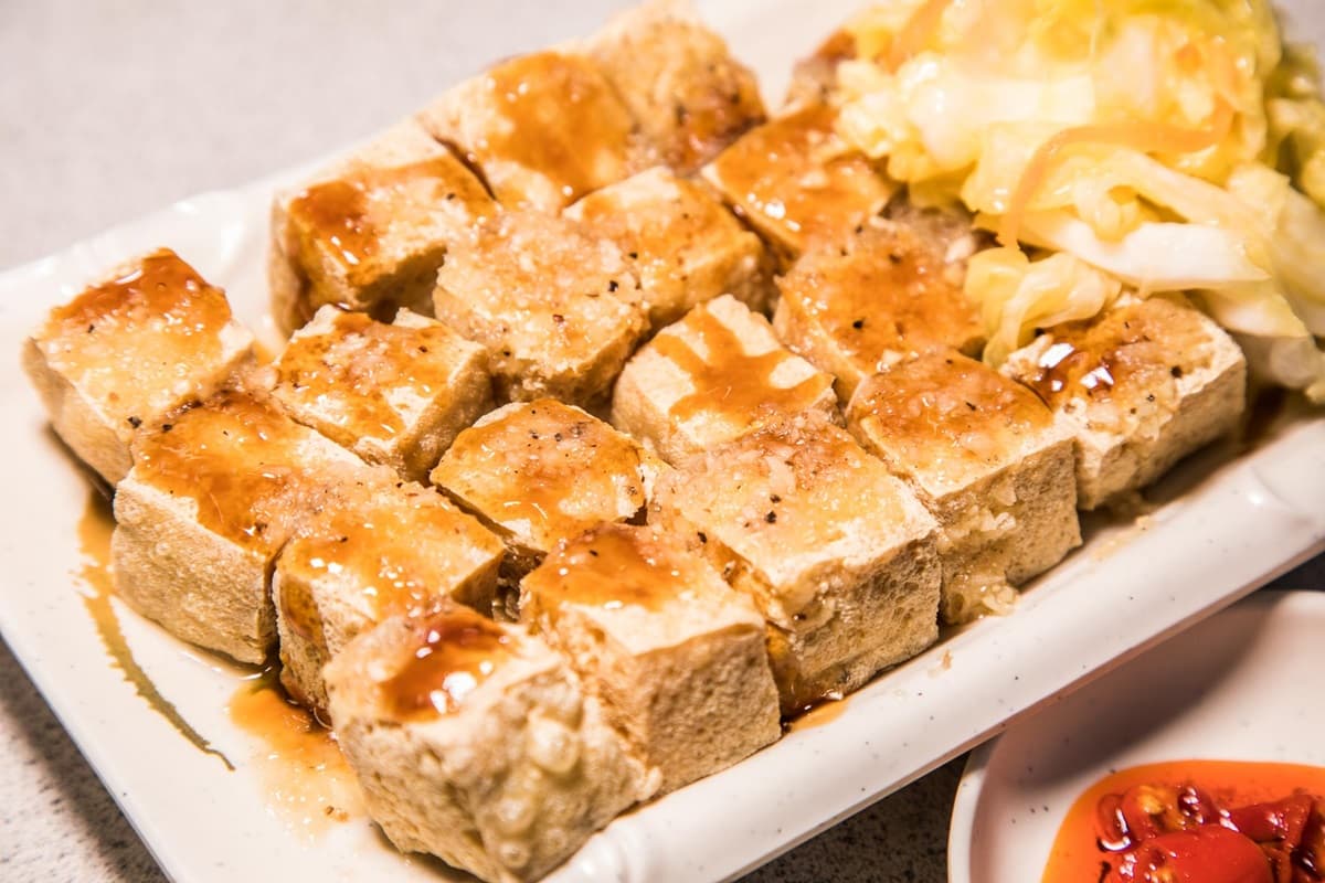 新竹人激推!這間炸臭豆腐「超會變身」,圓滾滾「臭臭包」、酸甜「三角臭豆腐」必嘗 新竹人激推!這間炸臭豆腐「超會變身」,圓滾滾「臭臭包」、酸甜「三角臭豆腐」必嘗