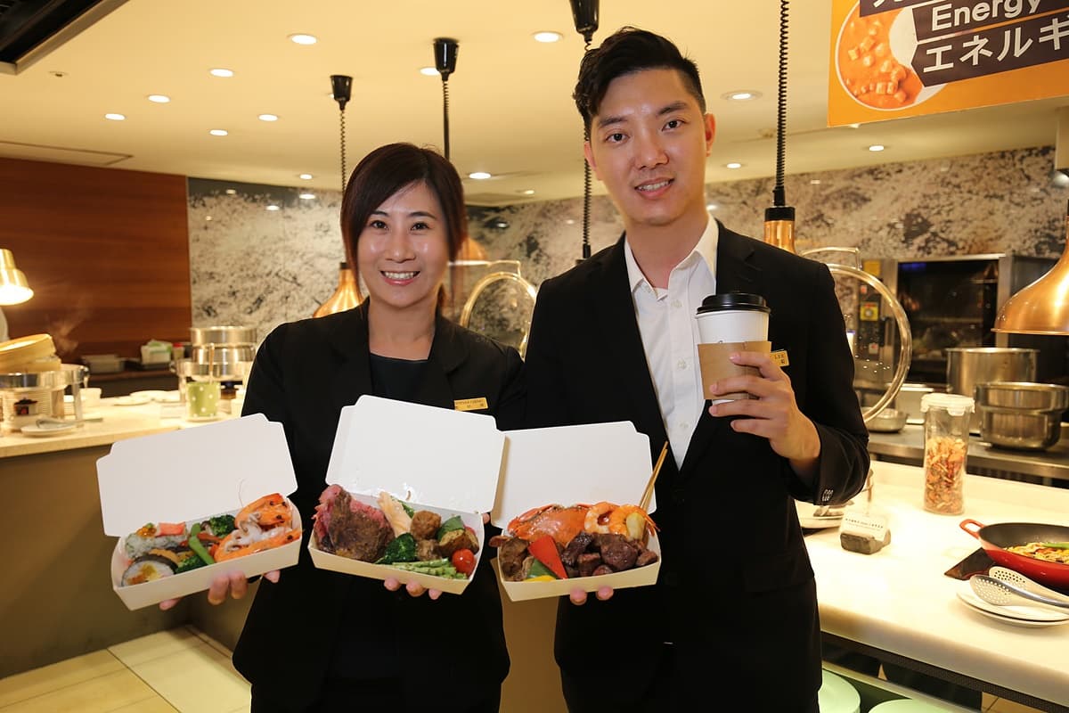 這家Buffet能打包!全台首創「499元外帶吃到飽」,牛排、壽司和港點全帶回家 這家Buffet能打包!全台首創「499元外帶吃到飽」,牛排、壽司和港點全帶回家