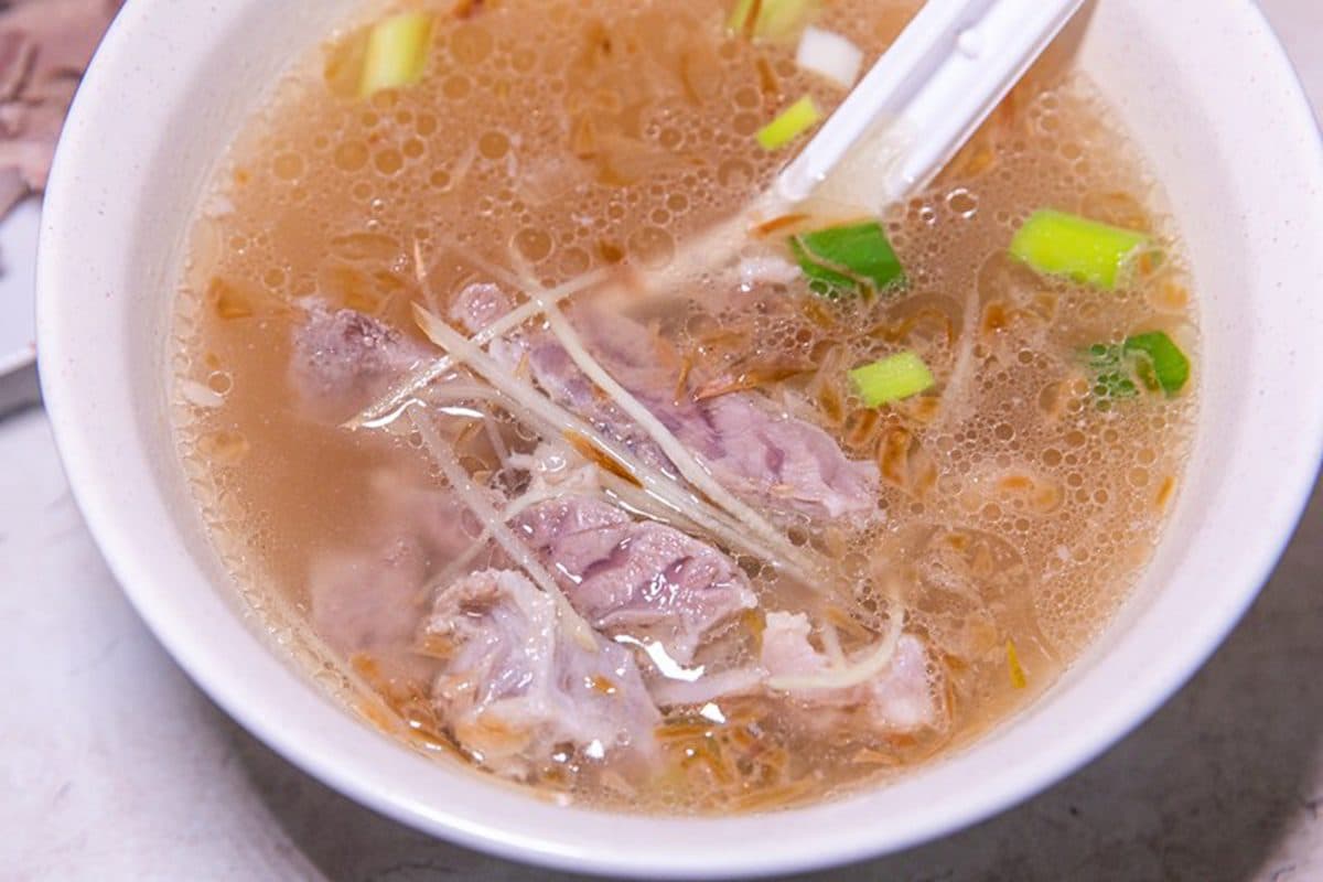 新莊人從小吃到大!傳承三代80年麵店,必點粉紅醬乾麵、油甜紅燒肉 新莊人從小吃到大!傳承三代80年麵店,必點粉紅醬乾麵、油甜紅燒肉