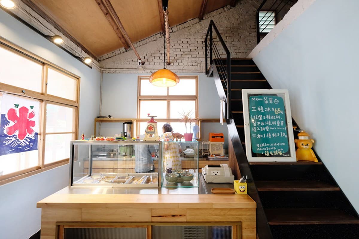 【新開店】台中約會消暑首選!老房改造冰店超好拍,剉冰山上有北極熊坐鎮 【新開店】台中約會消暑首選!老房改造冰店超好拍,剉冰山上有北極熊坐鎮