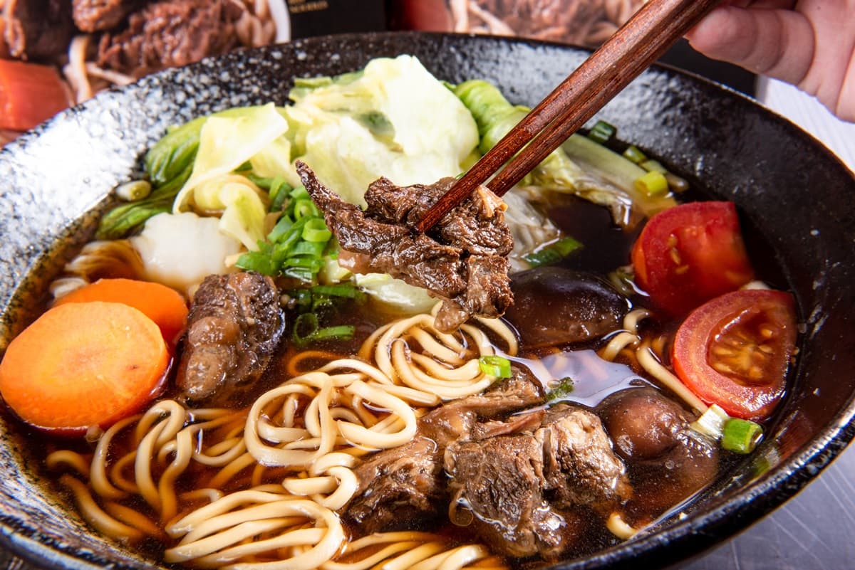 4款TOP級牛肉麵在家也能開吃!天王來台指名「麻神」、「六福皇宮」主廚監製都吃得到 4款TOP級牛肉麵在家也能開吃!天王來台指名「麻神」、「六福皇宮」主廚監製都吃得到
