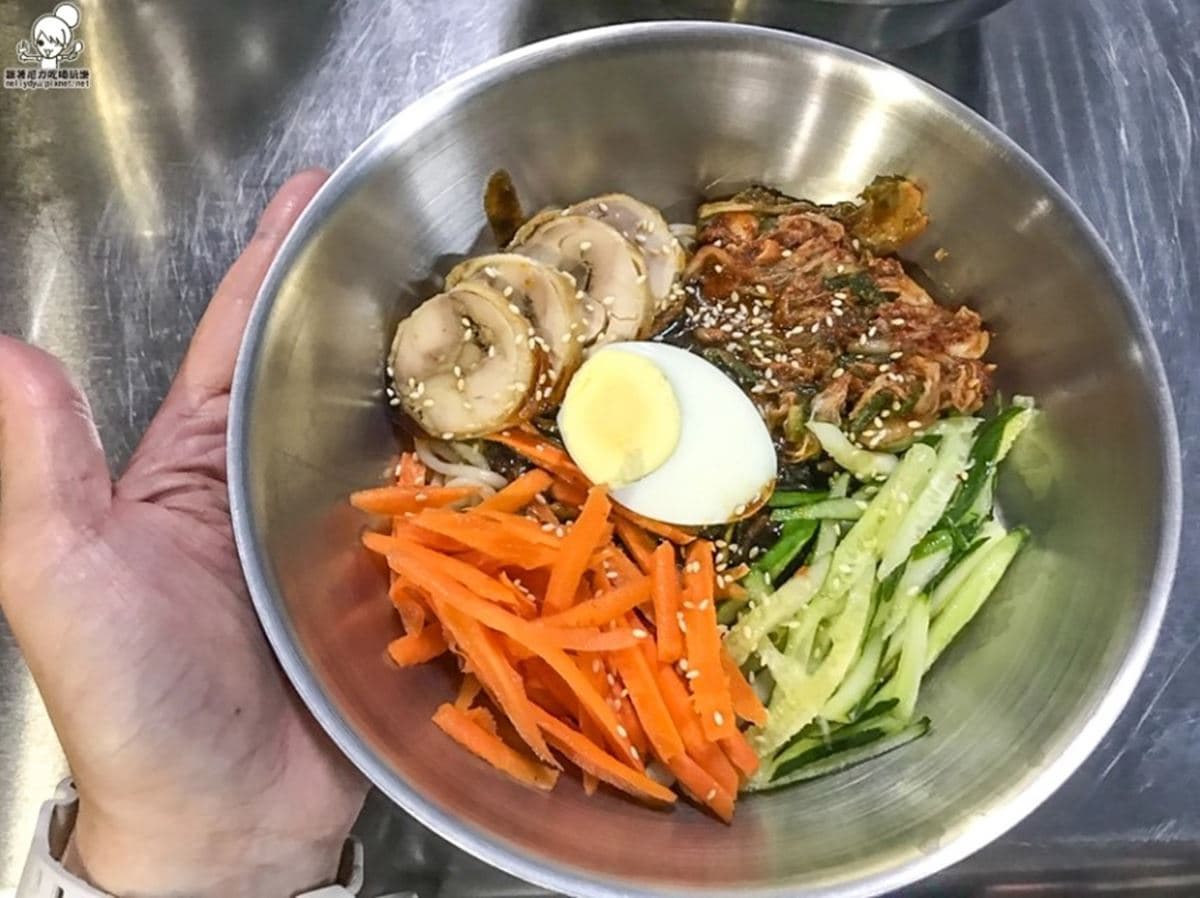 「暗黑系」美食!鹽埕區道地韓式炸醬麵,必點獨門皮蛋口味超濃郁 「暗黑系」美食!鹽埕區道地韓式炸醬麵,必點獨門皮蛋口味超濃郁