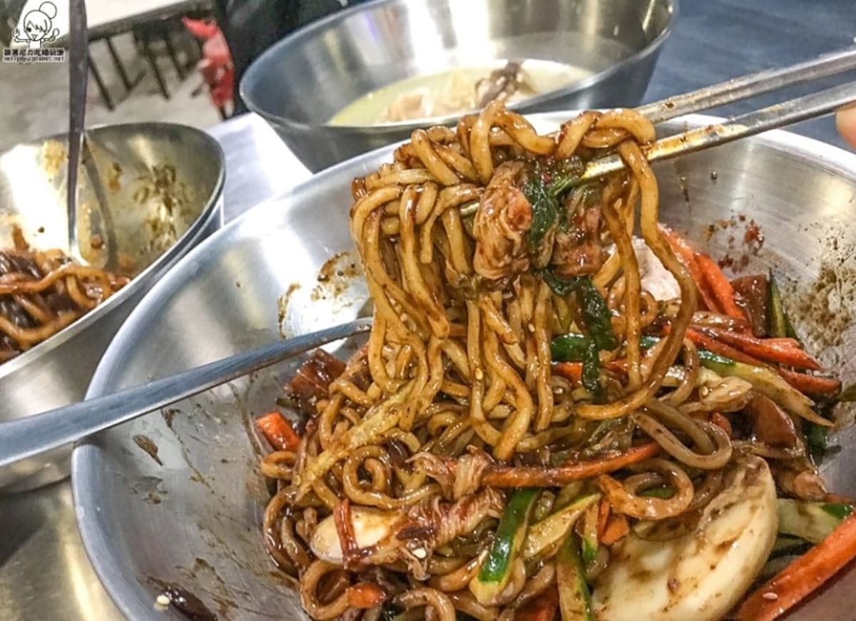 「暗黑系」美食!鹽埕區道地韓式炸醬麵,必點獨門皮蛋口味超濃郁 「暗黑系」美食!鹽埕區道地韓式炸醬麵,必點獨門皮蛋口味超濃郁