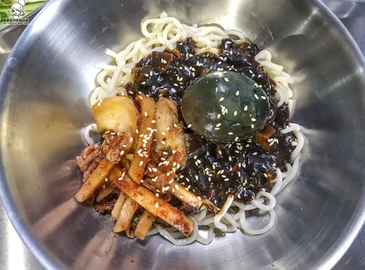 「暗黑系」美食!鹽埕區道地韓式炸醬麵,必點獨門皮蛋口味超濃郁 「暗黑系」美食!鹽埕區道地韓式炸醬麵,必點獨門皮蛋口味超濃郁