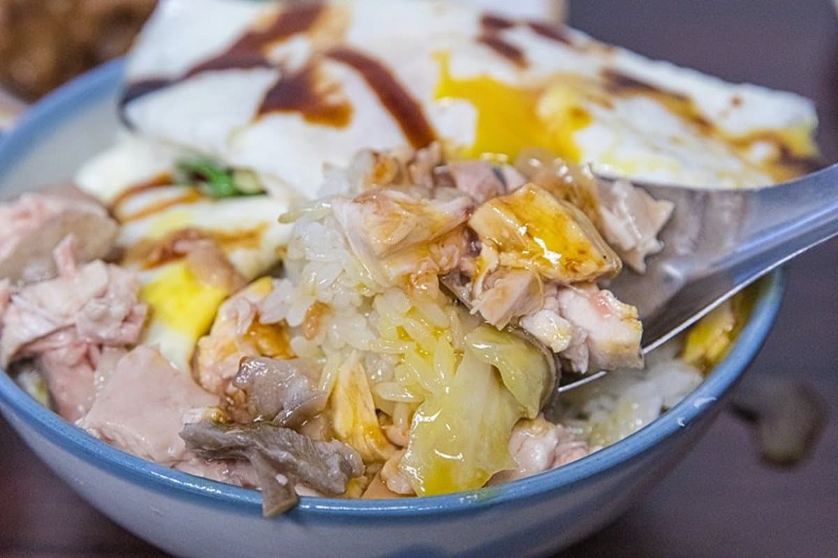 【新開店】新埔捷運站排隊「雞肉飯」,帶皮雞肉+爆漿荷包蛋超邪惡 【新開店】新埔捷運站排隊「雞肉飯」,帶皮雞肉+爆漿荷包蛋超邪惡