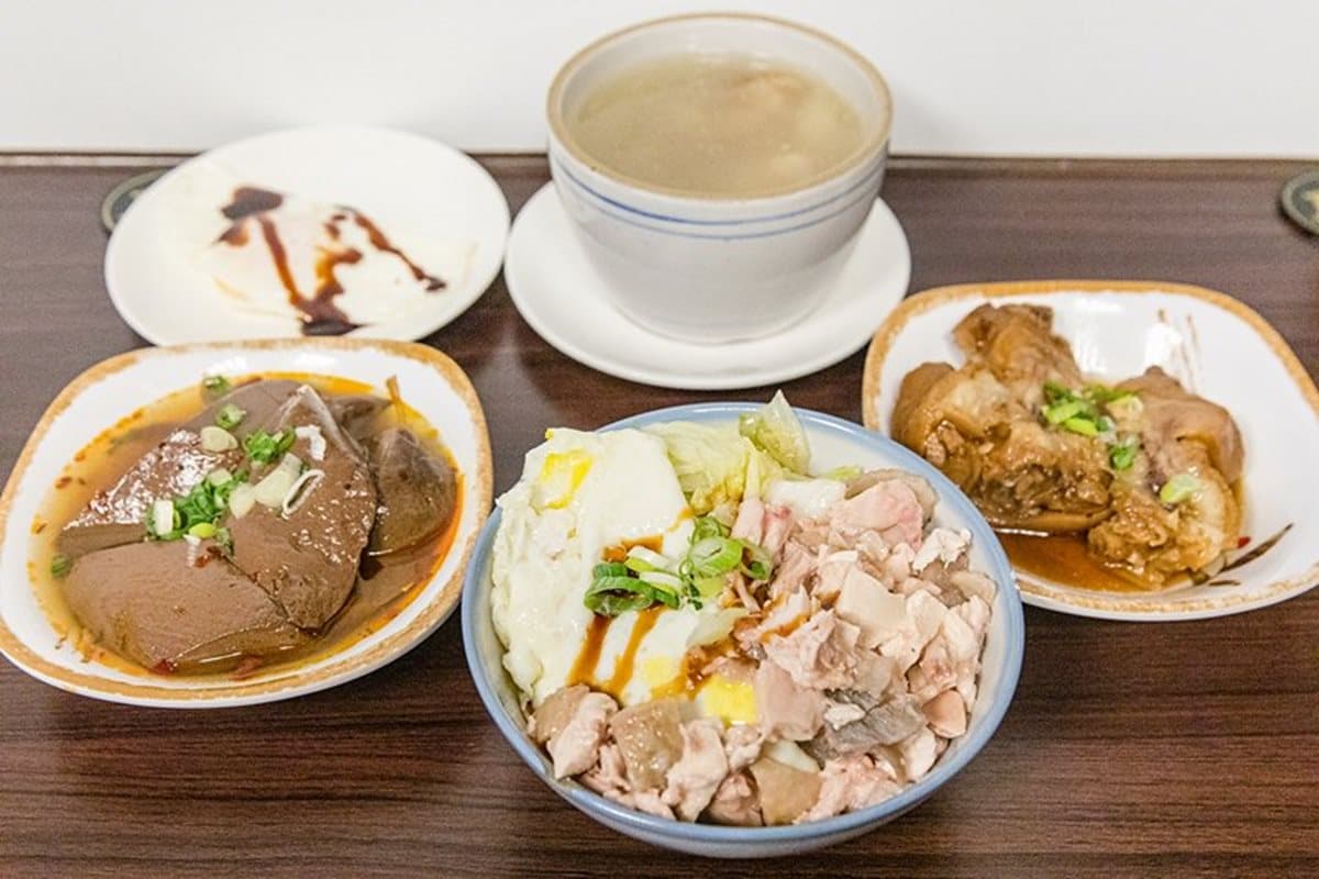 【新開店】新埔捷運站排隊「雞肉飯」,帶皮雞肉+爆漿荷包蛋超邪惡 【新開店】新埔捷運站排隊「雞肉飯」,帶皮雞肉+爆漿荷包蛋超邪惡