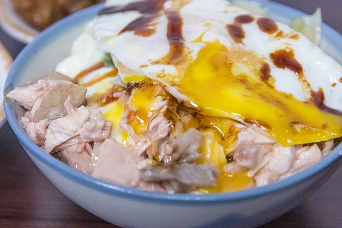 【新開店】新埔捷運站排隊「雞肉飯」,帶皮雞肉+爆漿荷包蛋超邪惡 【新開店】新埔捷運站排隊「雞肉飯」,帶皮雞肉+爆漿荷包蛋超邪惡
