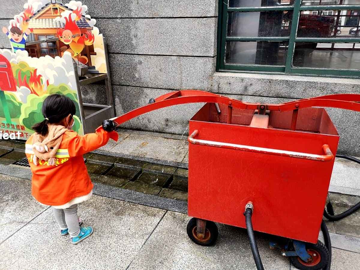 來當帥氣消防員!新竹親子免費景點消防博物館,體驗滅火、開消防車 來當帥氣消防員!新竹親子免費景點消防博物館,體驗滅火、開消防車