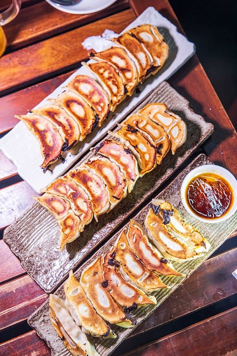 【新開店】百年市場暴紅日式煎餃!「高麗菜豚肉」沾獨家辣油,一口接一口停不下來 【新開店】百年市場暴紅日式煎餃!「高麗菜豚肉」沾獨家辣油,一口接一口停不下來