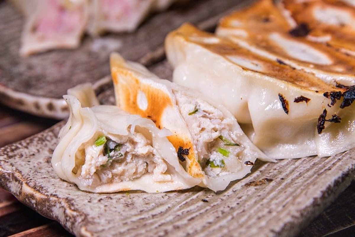 【新開店】百年市場暴紅日式煎餃!「高麗菜豚肉」沾獨家辣油,一口接一口停不下來 【新開店】百年市場暴紅日式煎餃!「高麗菜豚肉」沾獨家辣油,一口接一口停不下來
