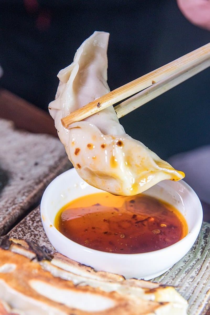 【新開店】百年市場暴紅日式煎餃!「高麗菜豚肉」沾獨家辣油,一口接一口停不下來 【新開店】百年市場暴紅日式煎餃!「高麗菜豚肉」沾獨家辣油,一口接一口停不下來