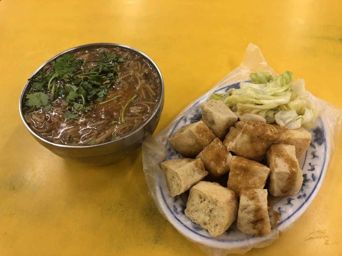 土城巷子內的流淚滷肉飯,半夜排隊的臭豆腐 土城巷子內的流淚滷肉飯,半夜排隊的臭豆腐