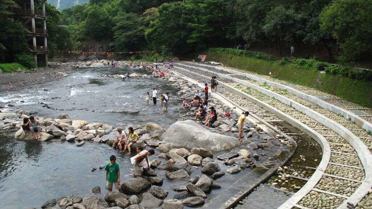 【全台精選9清涼戲水景點】玩水囉!祕境海灘拍天空之鏡、水圳當漂漂河、瀑布嗨玩獨木舟 【全台精選9清涼戲水景點】玩水囉!祕境海灘拍天空之鏡、水圳當漂漂河、瀑布嗨玩獨木舟