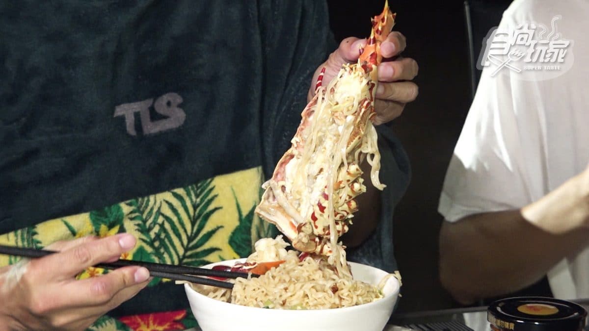 澎湖新玩法!金剛骷髏島現抓野生大龍蝦,直接再跟泡麵煮成晚餐超對味
