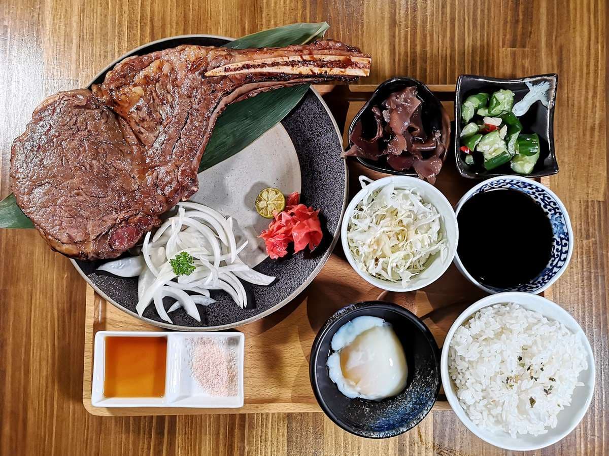 穿牛、豬圖案衣服打5折!「浮誇肉山」燒肉丼百元有找,還有超狂「16盎司戰斧牛」 穿牛、豬圖案衣服打5折!「浮誇肉山」燒肉丼百元有找,還有超狂「16盎司戰斧牛」