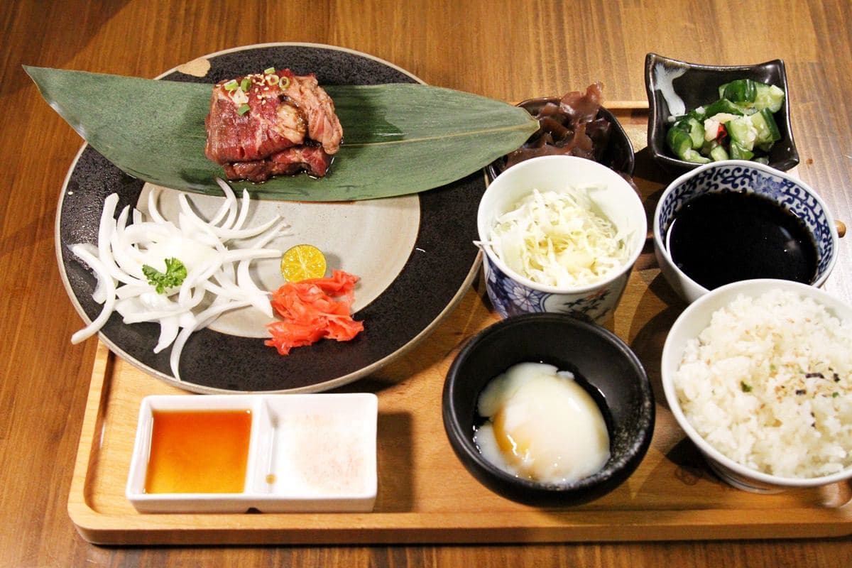 穿牛、豬圖案衣服打5折!「浮誇肉山」燒肉丼百元有找,還有超狂「16盎司戰斧牛」 穿牛、豬圖案衣服打5折!「浮誇肉山」燒肉丼百元有找,還有超狂「16盎司戰斧牛」