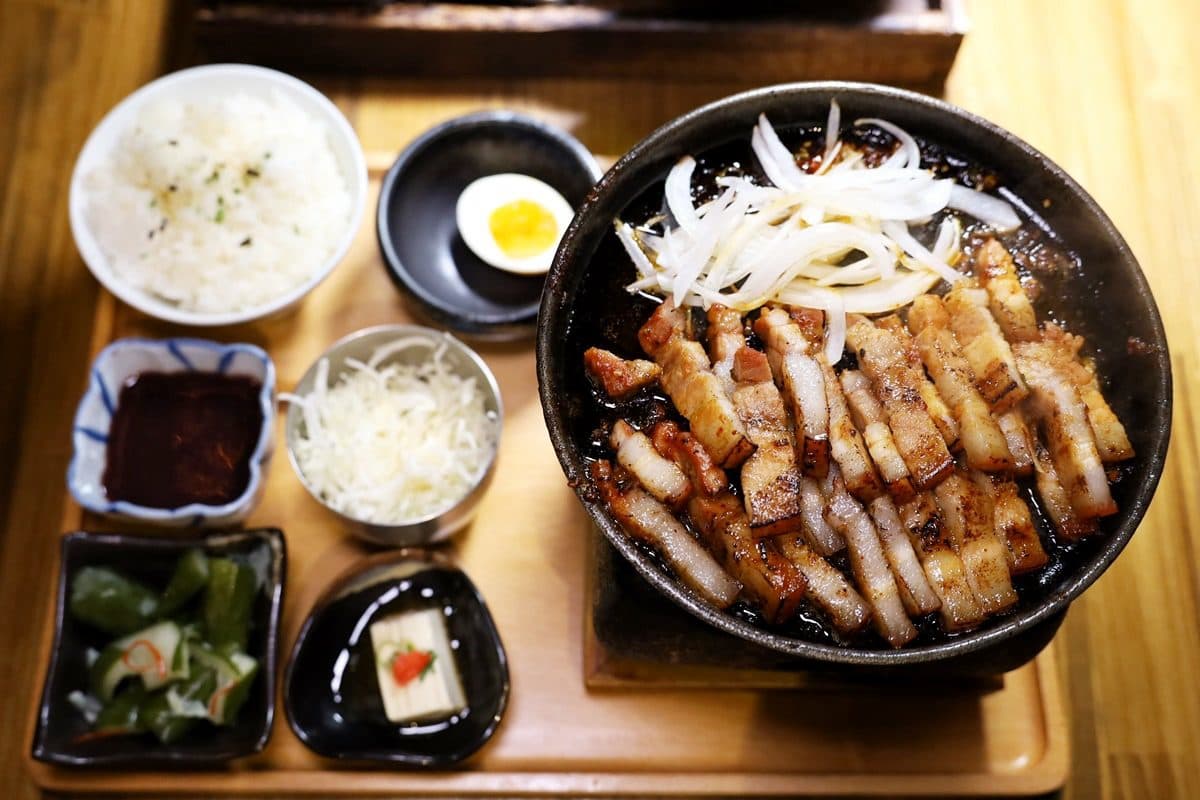 穿牛、豬圖案衣服打5折!「浮誇肉山」燒肉丼百元有找,還有超狂「16盎司戰斧牛」 穿牛、豬圖案衣服打5折!「浮誇肉山」燒肉丼百元有找,還有超狂「16盎司戰斧牛」
