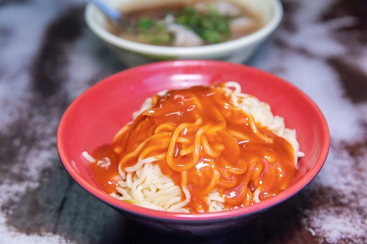 新莊人一吃60年!廟街老攤只賣乾拌麵、香菇肉羹,超低調店面走過很容易錯過 新莊人一吃60年!廟街老攤只賣乾拌麵、香菇肉羹,超低調店面走過很容易錯過