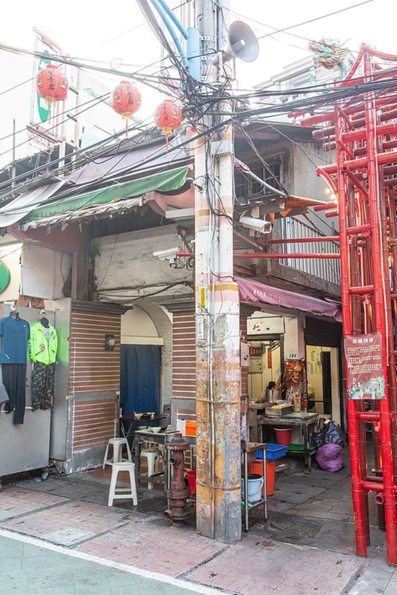 新莊人一吃60年!廟街老攤只賣乾拌麵、香菇肉羹,超低調店面走過很容易錯過 新莊人一吃60年!廟街老攤只賣乾拌麵、香菇肉羹,超低調店面走過很容易錯過