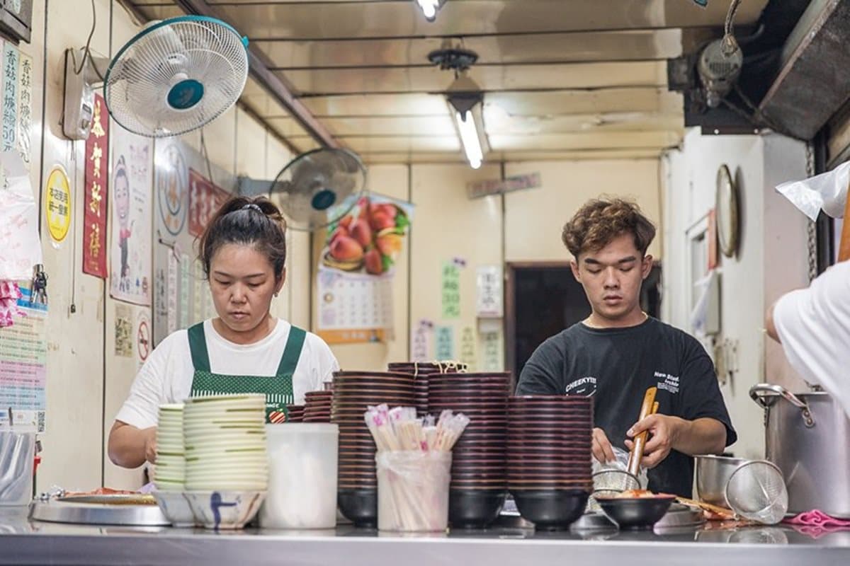 新莊人一吃60年!廟街老攤只賣乾拌麵、香菇肉羹,超低調店面走過很容易錯過 新莊人一吃60年!廟街老攤只賣乾拌麵、香菇肉羹,超低調店面走過很容易錯過