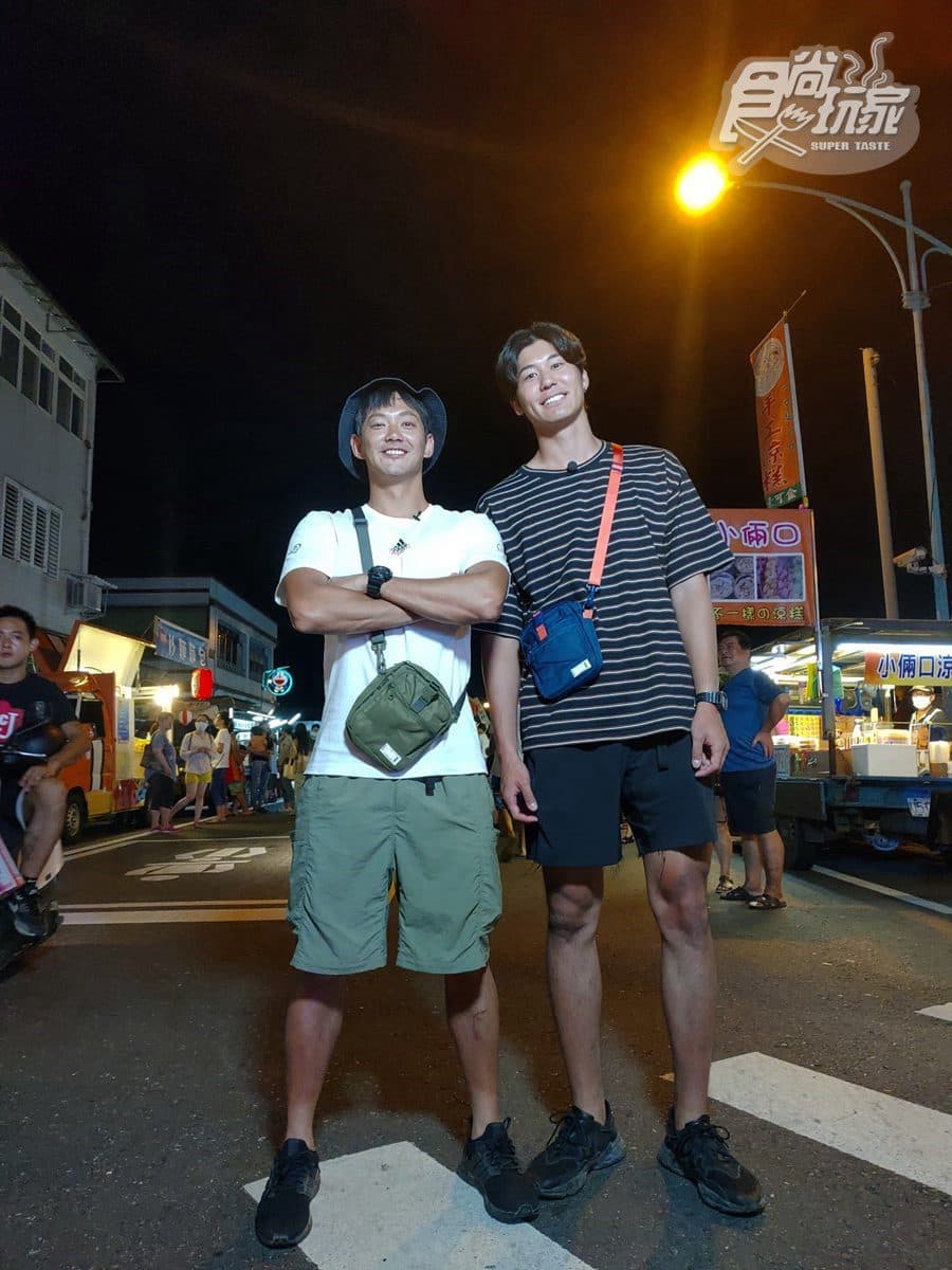 「食尚玩家夜市新人氣王」開跑!威風兄弟逛清溝夜市,撇女友吸女粉餵食 「食尚玩家夜市新人氣王」開跑!威風兄弟逛清溝夜市,撇女友吸女粉餵食