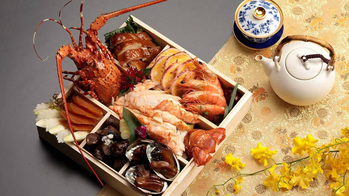 中威力彩頭獎要吃!8880元超華麗便當,龍蝦、鮑魚、紅蟳、淡菜都在這3層木盒裡 中威力彩頭獎要吃!8880元超華麗便當,龍蝦、鮑魚、紅蟳、淡菜都在這3層木盒裡