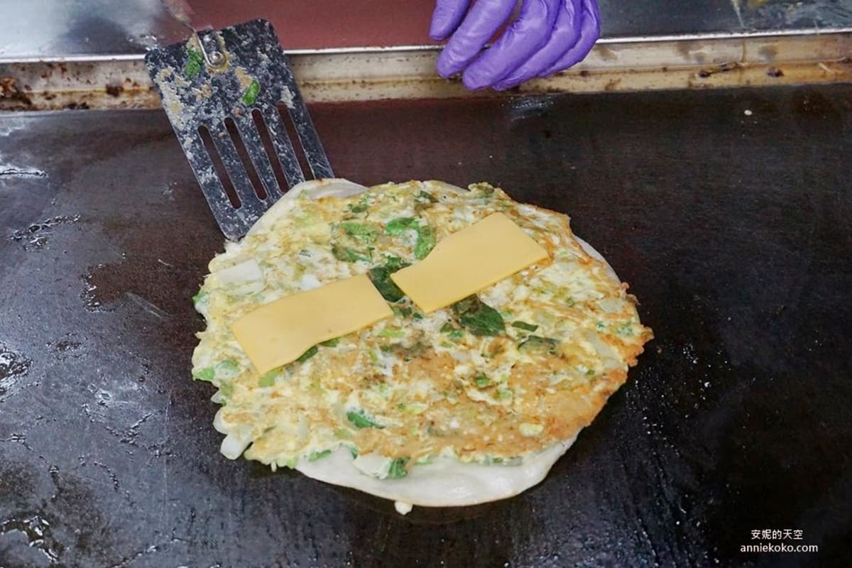 吃完飽到中午!新莊「爆棚系」蛋餅有滿滿蔬菜餡,巨無霸豬排飯糰也必點 吃完飽到中午!新莊「爆棚系」蛋餅有滿滿蔬菜餡,巨無霸豬排飯糰也必點