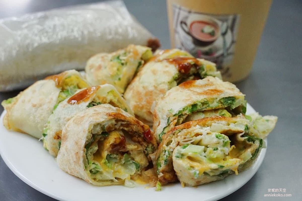 吃完飽到中午!新莊「爆棚系」蛋餅有滿滿蔬菜餡,巨無霸豬排飯糰也必點 吃完飽到中午!新莊「爆棚系」蛋餅有滿滿蔬菜餡,巨無霸豬排飯糰也必點