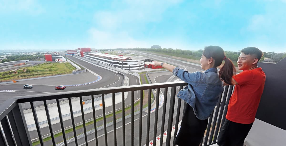 【新開店】全台首家「賽車旅店」!房間就能看賽車,每人不到2000元爽住 【新開店】全台首家「賽車旅店」!房間就能看賽車,每人不到2000元爽住