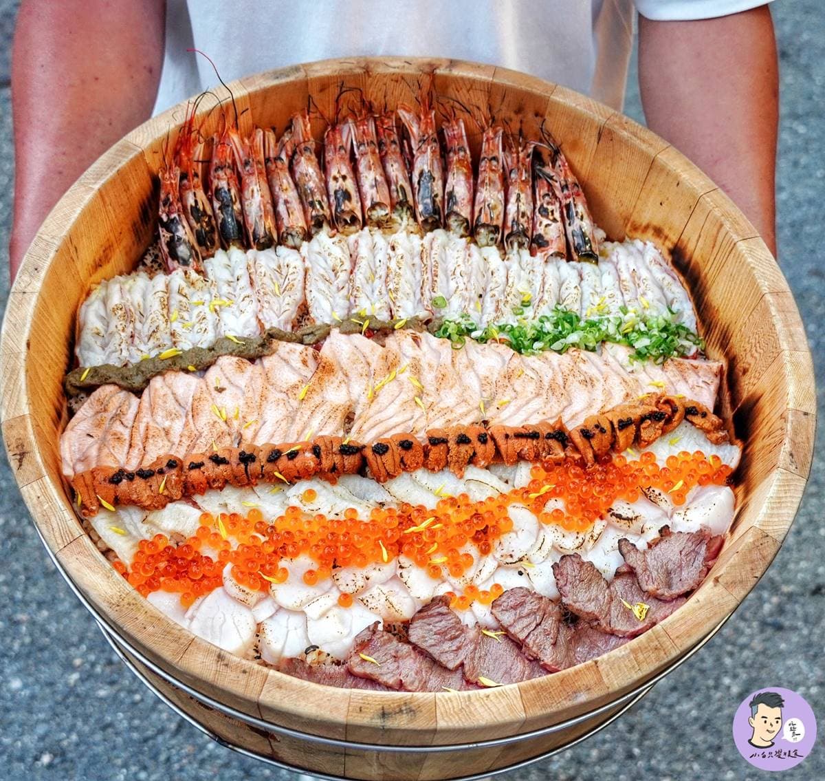 巨人吃的嗎?台南浮誇系丼飯有整盆海鮮,50貫炙燒鮭魚占滿畫面超誘人 巨人吃的嗎?台南浮誇系丼飯有整盆海鮮,50貫炙燒鮭魚占滿畫面超誘人
