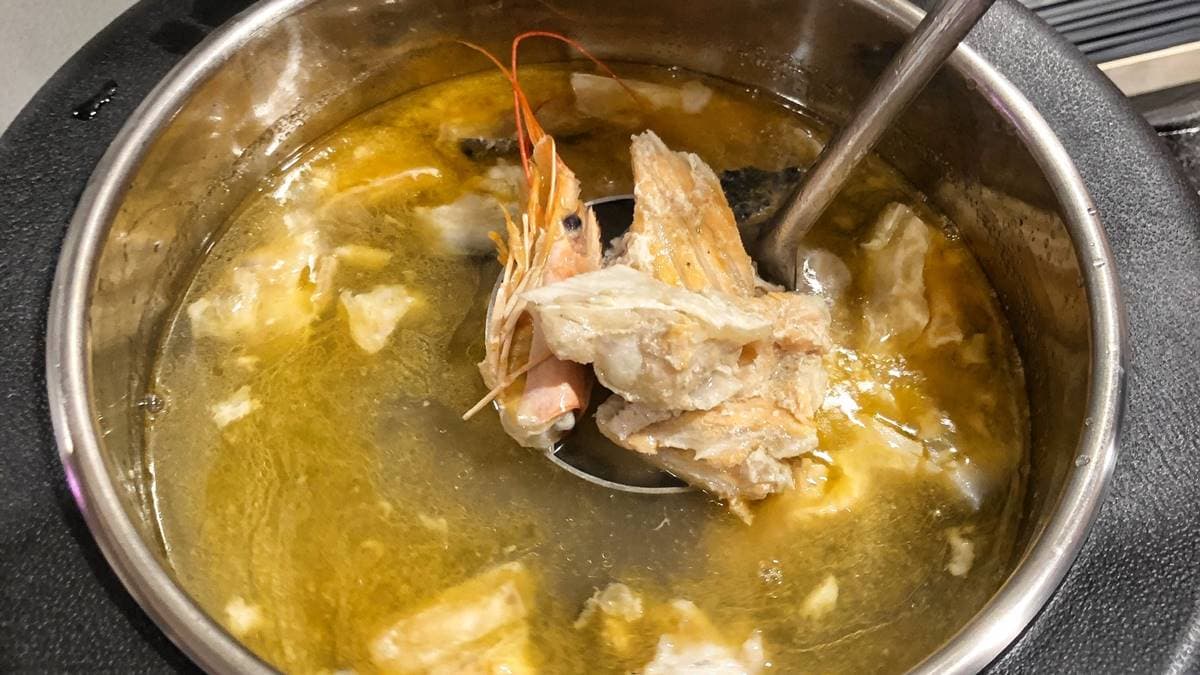 巨人吃的嗎?台南浮誇系丼飯有整盆海鮮,50貫炙燒鮭魚占滿畫面超誘人 巨人吃的嗎?台南浮誇系丼飯有整盆海鮮,50貫炙燒鮭魚占滿畫面超誘人