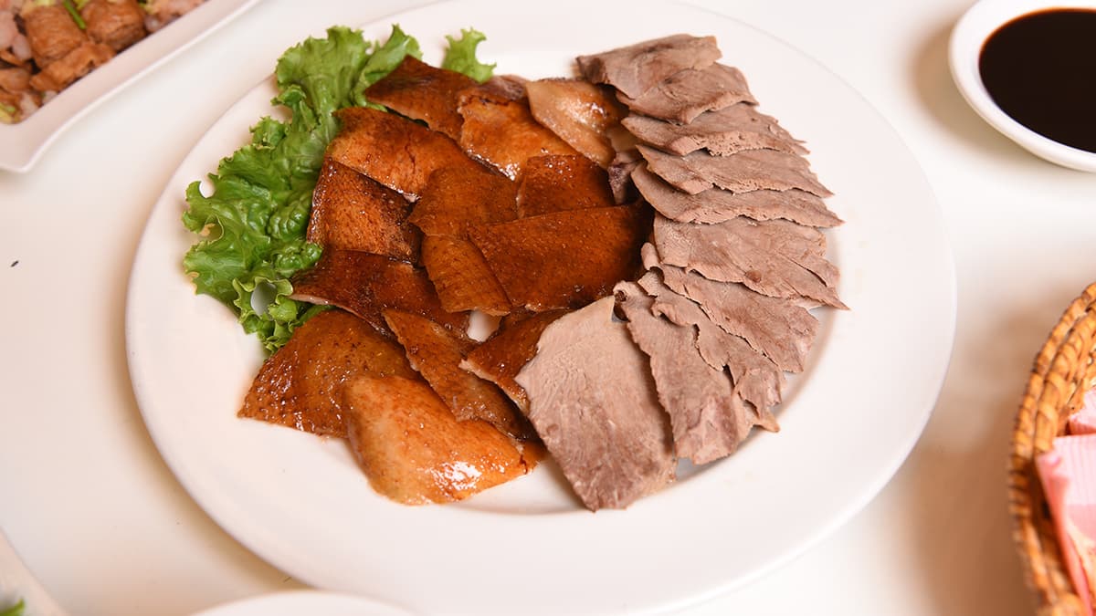 【食尚首播】台北老字號烤鴨2人套餐只要1180元,水蜜桃蝦球也必吃 【食尚首播】台北老字號烤鴨2人套餐只要1180元,水蜜桃蝦球也必吃