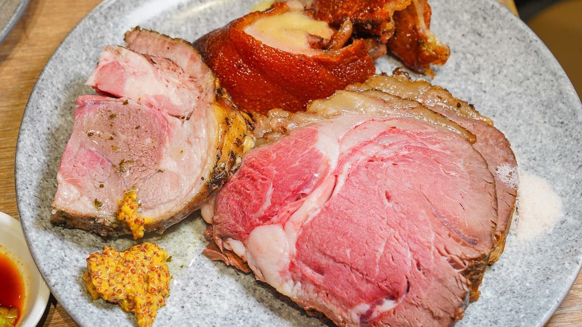 肉控最愛!高雄人氣Buffet菜色超多樣,必吃水嫩戰斧豬、脆皮烤鴨 肉控最愛!高雄人氣Buffet菜色超多樣,必吃水嫩戰斧豬、脆皮烤鴨