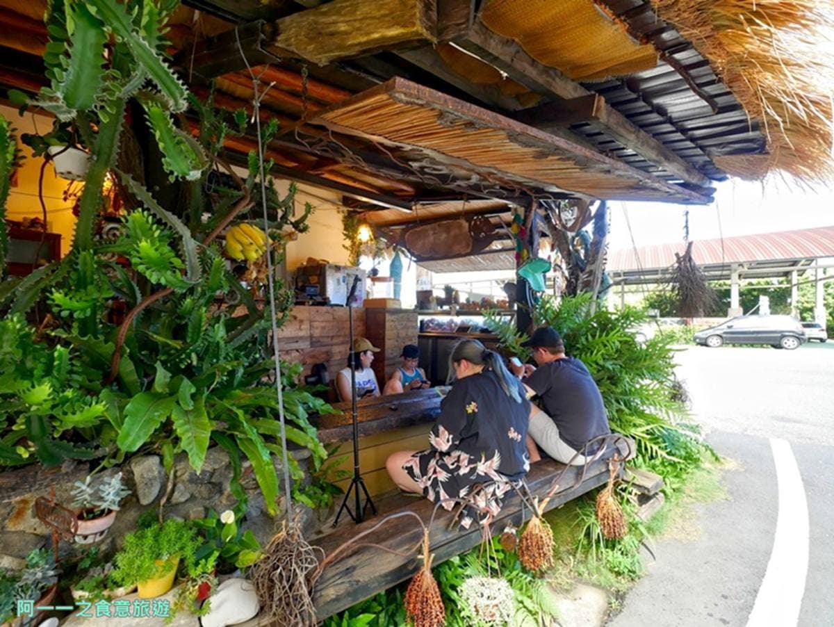全台最美路邊攤!台東部落茅草屋嘗原民風早午餐,在地野菜搭自製油醋更爽口 全台最美路邊攤!台東部落茅草屋嘗原民風早午餐,在地野菜搭自製油醋更爽口