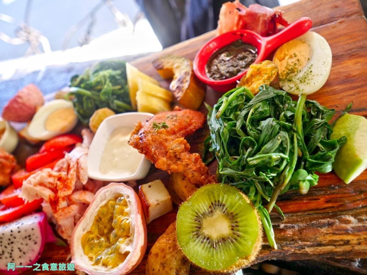 全台最美路邊攤!台東部落茅草屋嘗原民風早午餐,在地野菜搭自製油醋更爽口 全台最美路邊攤!台東部落茅草屋嘗原民風早午餐,在地野菜搭自製油醋更爽口