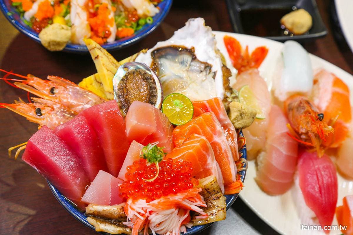 台南視覺系海鮮丼,整隻龍蝦趴碗上超浮誇,還有海膽、鮭魚卵、干貝、星鰻! 台南視覺系海鮮丼,整隻龍蝦趴碗上超浮誇,還有海膽、鮭魚卵、干貝、星鰻!