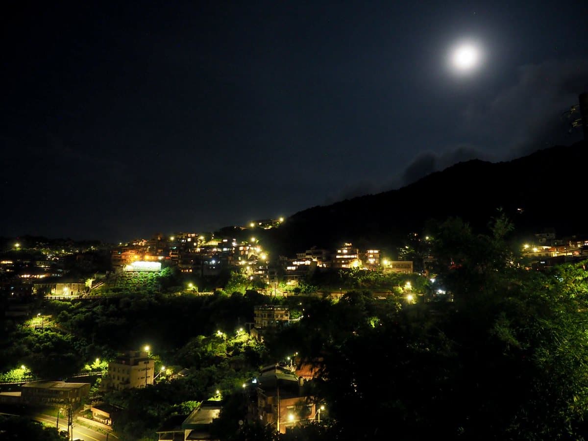 最私密景觀台!九份制高點民宿盡情美拍山海景,夜間深度導覽還能體驗洗金 最私密景觀台!九份制高點民宿盡情美拍山海景,夜間深度導覽還能體驗洗金