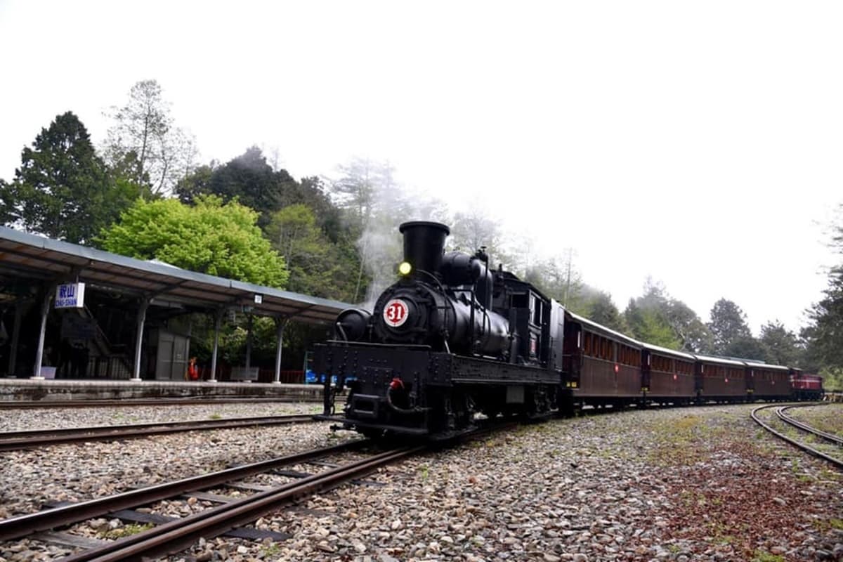搭全台唯一「檜木列車」賞楓了!森林遊樂區秋冬遊程出爐,還有「星空漫遊」超浪漫 搭全台唯一「檜木列車」賞楓了!森林遊樂區秋冬遊程出爐,還有「星空漫遊」超浪漫