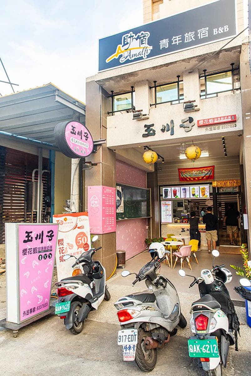 東港限定!創意珍奶居然喝得到櫻花蝦香氣,粉嫩珍珠搭玻璃杯身超美拍 東港限定!創意珍奶居然喝得到櫻花蝦香氣,粉嫩珍珠搭玻璃杯身超美拍