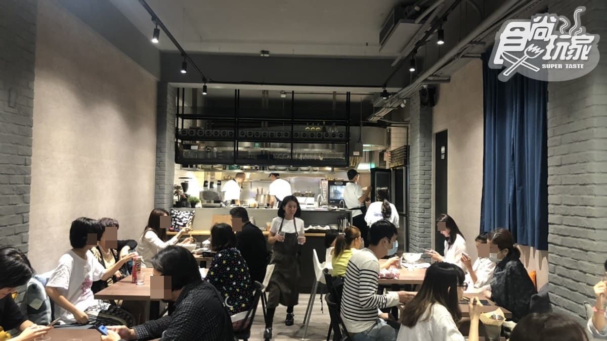 【新開店】台北東區超有哏飯麵小館!中西餐點混搭:蛋炒飯有烤鴨、家常麵配炸雞串 【新開店】台北東區超有哏飯麵小館!中西餐點混搭:蛋炒飯有烤鴨、家常麵配炸雞串