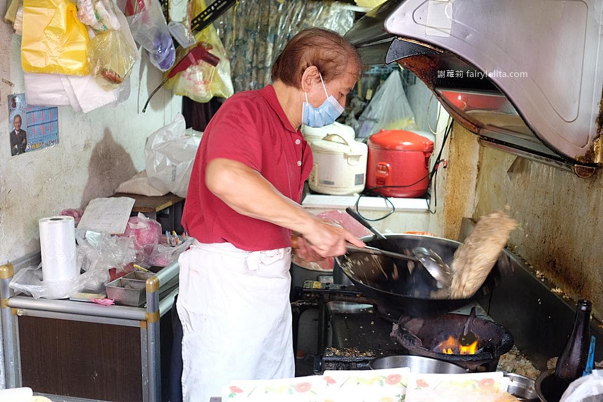 1頓抵2餐!萬華無名炒飯浮誇鮭魚堆成一座山,只要80元想吃要排5小時 1頓抵2餐!萬華無名炒飯浮誇鮭魚堆成一座山,只要80元想吃要排5小時