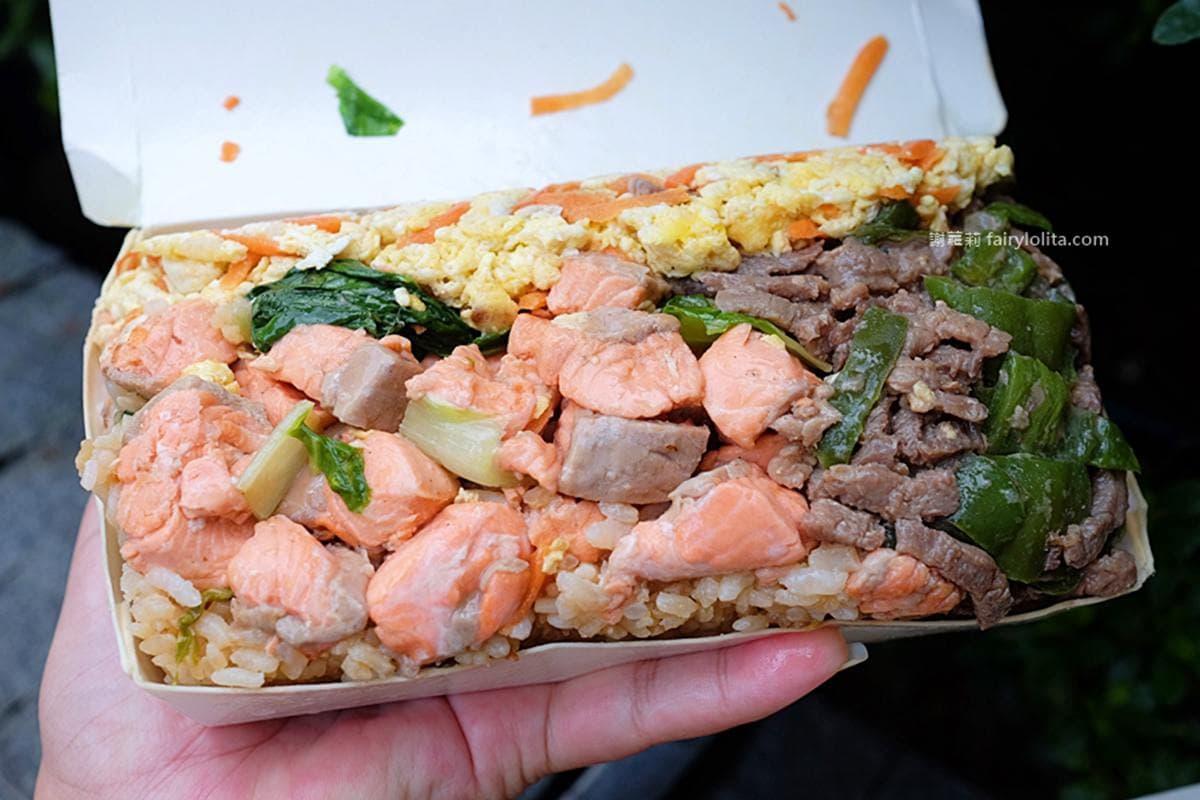 1頓抵2餐!萬華無名炒飯浮誇鮭魚堆成一座山,只要80元想吃要排5小時 1頓抵2餐!萬華無名炒飯浮誇鮭魚堆成一座山,只要80元想吃要排5小時