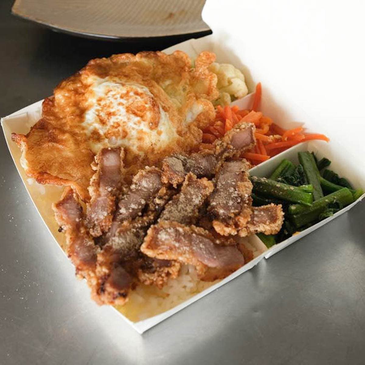1天只賣3小時!台南無名便當店必吃銷魂「酥炸肉」,還有微辣打拋豬拌飯超開胃 1天只賣3小時!台南無名便當店必吃銷魂「酥炸肉」,還有微辣打拋豬拌飯超開胃