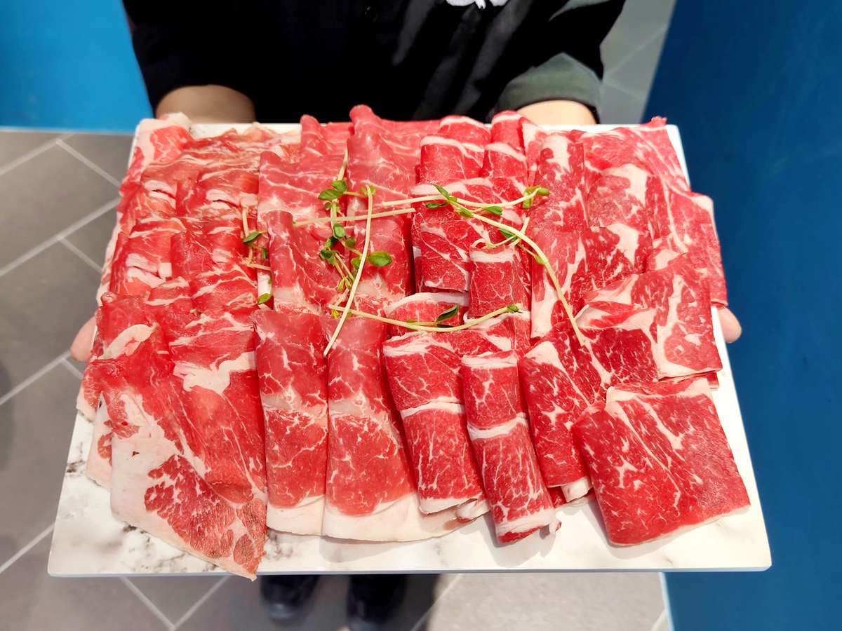【新開店】溫體薑母鴨變身最台涮涮鍋!火焰燒酒雞、暴動肉食牛套餐也必吃 【新開店】溫體薑母鴨變身最台涮涮鍋!火焰燒酒雞、暴動肉食牛套餐也必吃