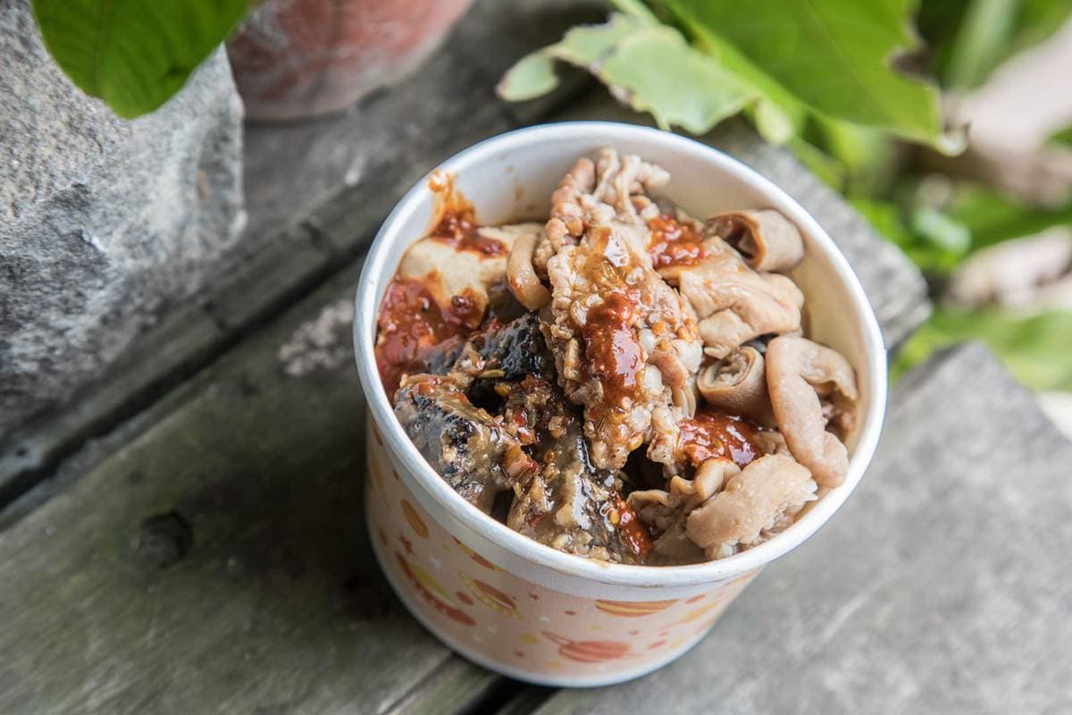 1週只賣2天!三義隱藏版「臭豆腐」一咬就噴汁,還有Q嫩大腸、蒜香辣醬都必加 1週只賣2天!三義隱藏版「臭豆腐」一咬就噴汁,還有Q嫩大腸、蒜香辣醬都必加