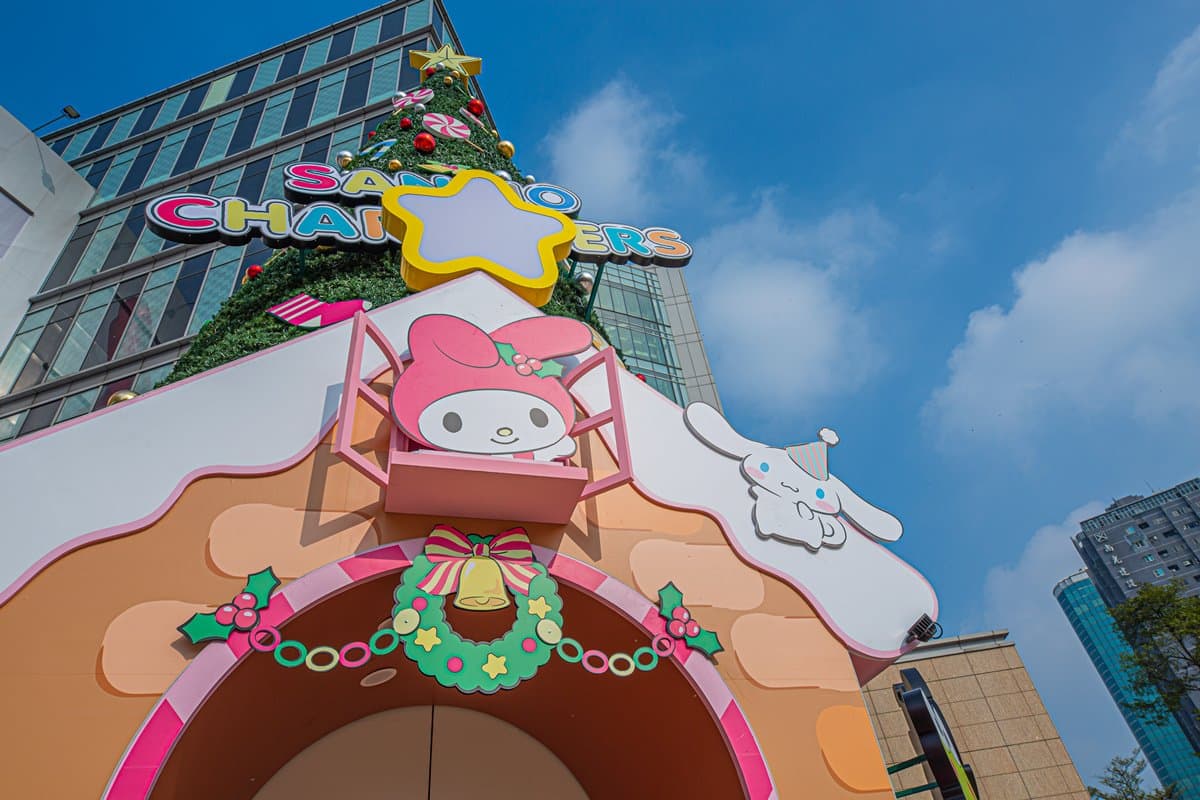 巨萌「三麗鷗耶誕樹」登場!高雄百貨新「16公尺耶誕樹」,有美樂蒂、布丁狗、大耳狗 巨萌「三麗鷗耶誕樹」登場!高雄百貨新「16公尺耶誕樹」,有美樂蒂、布丁狗、大耳狗