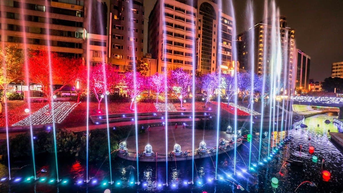 耶誕衝台中!「12米水舞燈光秀+4米白馴鹿」浪漫破表,只到12/27快搶拍 耶誕衝台中!「12米水舞燈光秀+4米白馴鹿」浪漫破表,只到12/27快搶拍